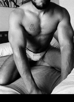 Jonas - Male escort in London Photo 11 of 13
