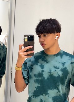 Jonny - Male escort in Jeddah Photo 1 of 3