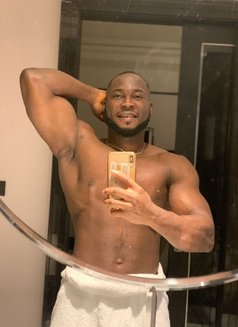 Josh - Male escort in Doha Photo 2 of 5