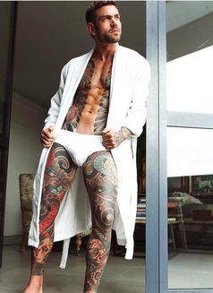 Juan Lucho - Male adult performer in Paris Photo 2 of 4