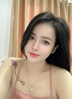 Juha Korea - puta in Dubai Photo 5 of 6