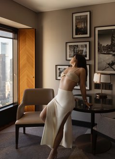 Juhi She - puta in Hong Kong Photo 17 of 18