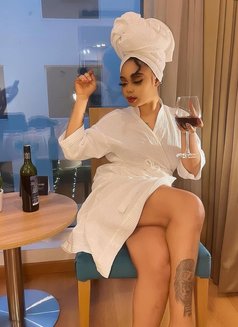 Juicy - escort in Noida Photo 3 of 4