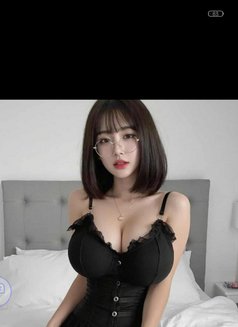 Julia in Singapore - escort in Singapore Photo 4 of 5