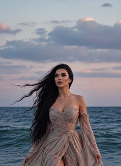 Julia - escort in Al Manama Photo 5 of 9