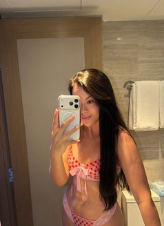 Julia - companion in Hong Kong Photo 1 of 14