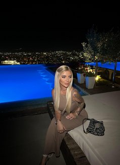Julia - escort in Singapore Photo 2 of 9