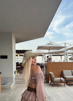 Julia - escort in Singapore Photo 3 of 9
