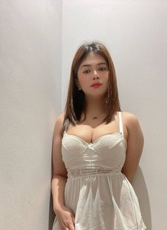 Julia deepthroat philippines - escort in Singapore Photo 2 of 5