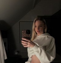 Julia - escort in Paris