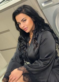 Julia - escort in Dubai Photo 1 of 6