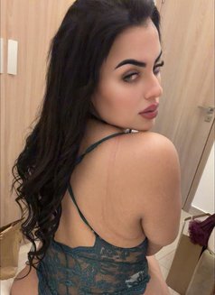 Julia - puta in Dubai Photo 15 of 16