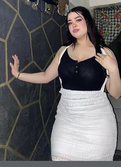 Julia - escort in Muscat Photo 3 of 6