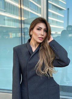 Julia - puta in Dubai Photo 9 of 9