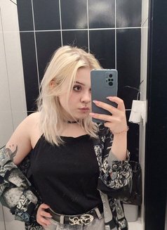 Julia - escort in Dubai Photo 1 of 8