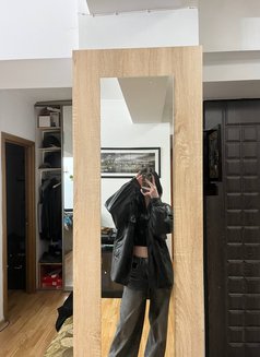 Julia - puta in Dubai Photo 3 of 16