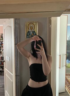 Julia - puta in Dubai Photo 5 of 16