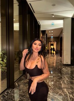 Julia - puta in Doha Photo 5 of 6