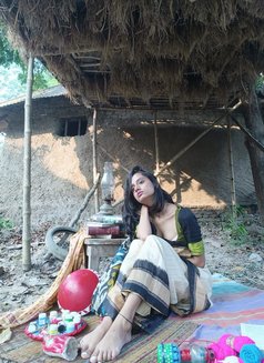 Julia - escort in Pune Photo 5 of 12