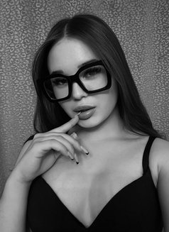 Julia - escort in Dubai Photo 1 of 6