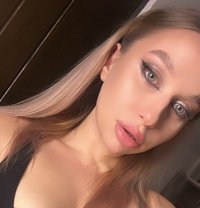 Julia - escort in Manila