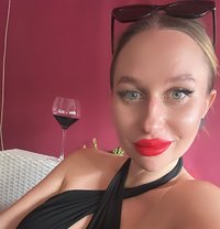 Julia - escort in Manila