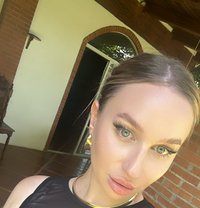 Julia - escort in Manila