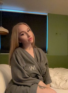 Julia - puta in Manila Photo 5 of 7