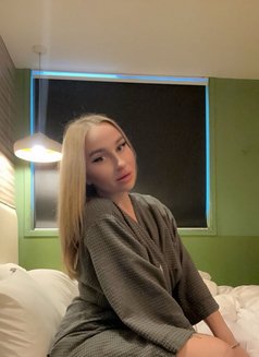 Julia - puta in Manila Photo 7 of 7
