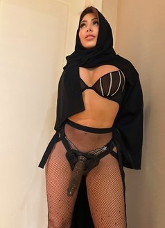 Julia W - escort in Riyadh Photo 17 of 21