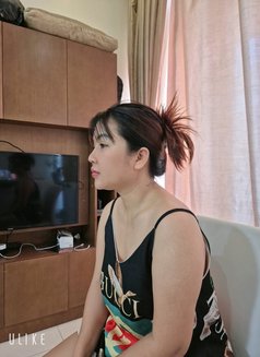 Julie - escort in Singapore Photo 1 of 2