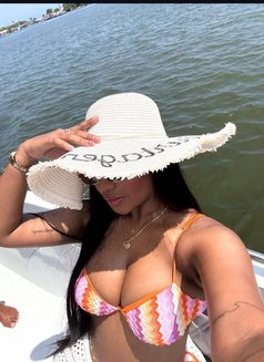 Julie - escort in Mauritius Photo 3 of 3