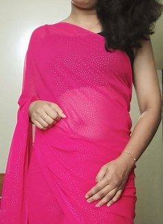 Julie07 - escort in Kochi Photo 1 of 5