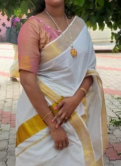 Julie07 - escort in Kochi Photo 2 of 5