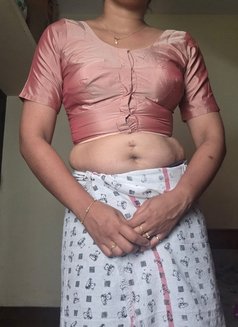 Julie07 - escort in Kochi Photo 4 of 5