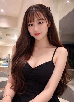 Julie - escort in Singapore Photo 4 of 4