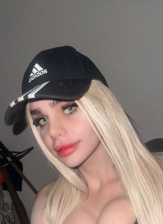 Jwan - Transsexual escort in Kuala Lumpur Photo 2 of 5