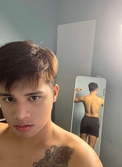 Cute Guy Available Now - Male escort in Makati City Photo 11 of 12