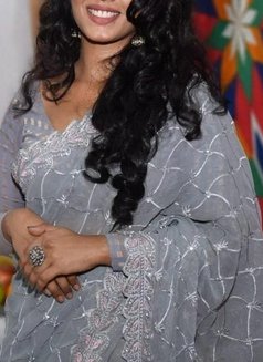 Kajol Arrived Hongkong to Make New Frien - puta in Hong Kong Photo 1 of 3