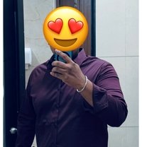 Kalaba Kadhalan - Acompañantes masculino in Chennai