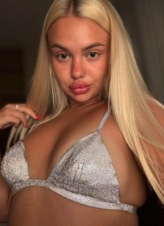 Kamila - escort in Jeddah Photo 2 of 6