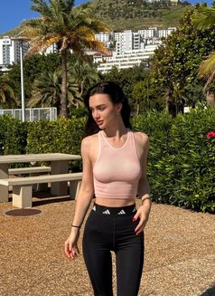 Kamilla - puta in Dubai Photo 3 of 7