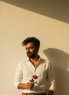 Kamm - Acompañantes masculino in Ahmedabad Photo 1 of 4