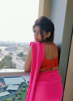 Kanika Busty Girl - puta in Dubai Photo 1 of 4