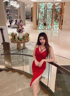 Kanika Kapoor - puta in Ajmān Photo 1 of 6