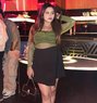 Kanika Kapoor - puta in Sharjah Photo 1 of 4