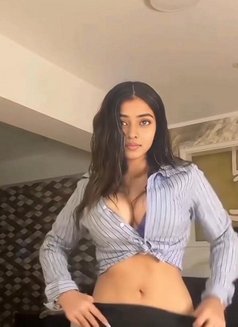 Liz - puta in Dubai Photo 5 of 8