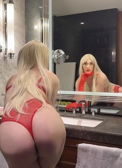 Kara Blonde - Transsexual escort in Riyadh Photo 2 of 8