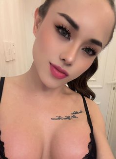 Kara - Transsexual escort in Al Ain Photo 14 of 15