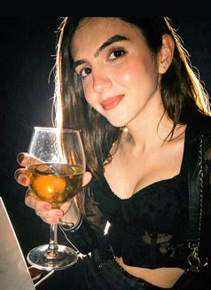 Kareena Chugh - Acompañante in Mumbai Photo 17 of 17